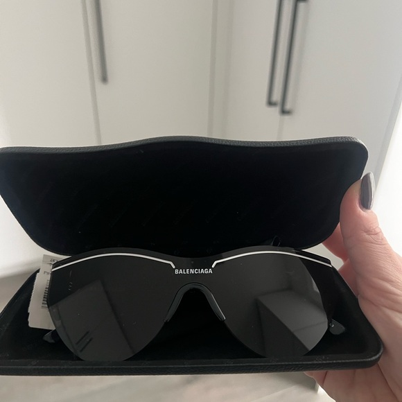 Balenciaga Sleek Black Sunglasses - Picture 1 of 3